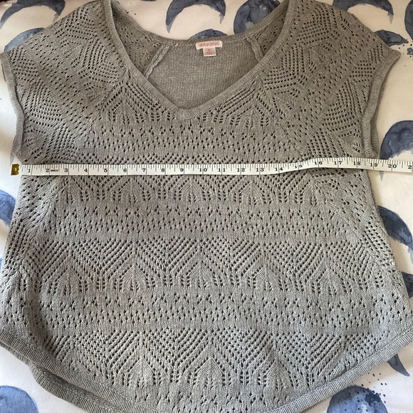 Cotton Crochet Medium Top with petal sleeves. - Picture 9 of 14